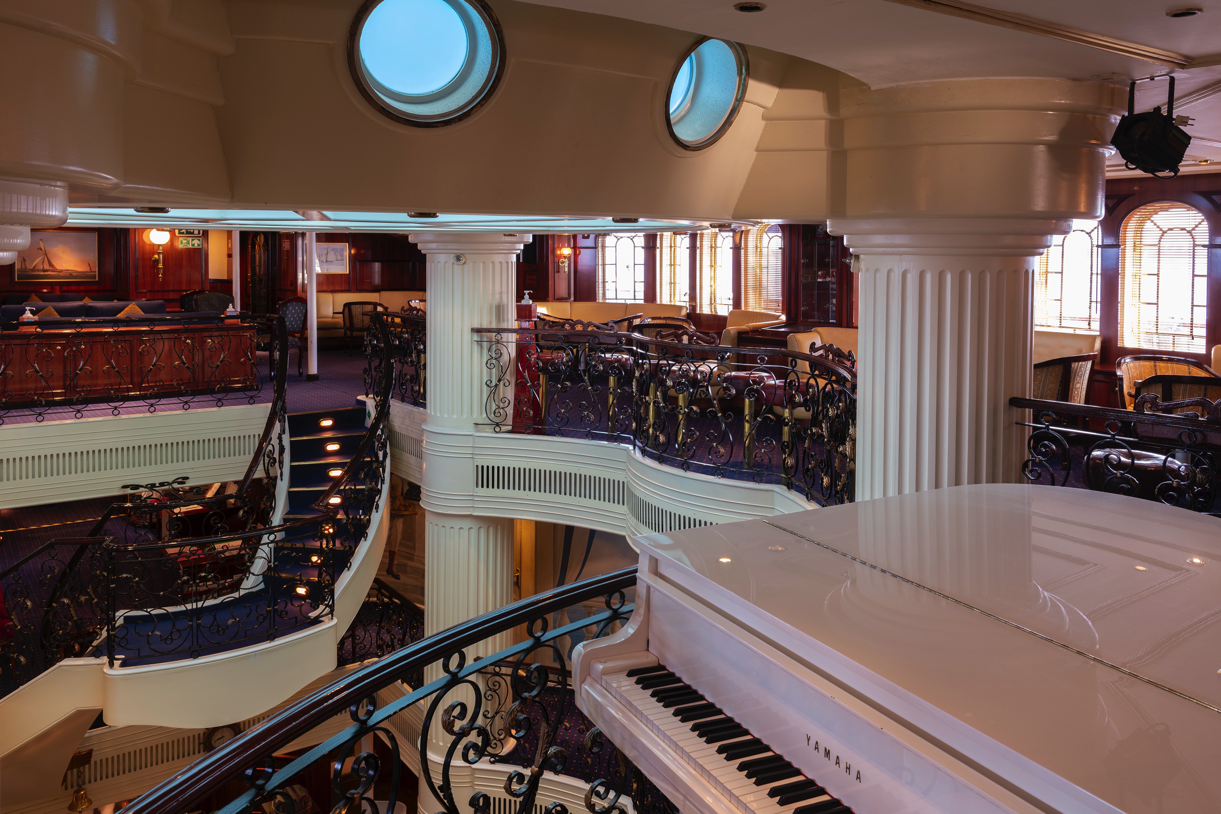 Royal Clipper - Observation Lounge 